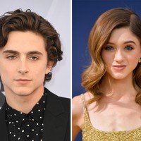Aktor Timothée Chalamet dan bintang Stranger Things, Natalia Dyer, ternyata memiliki wajah yang mirip. Keduanya sama-sama memiliki bentuk muka serta senyum yang mirip. Foto: Getty Images