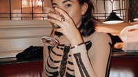Santai menikmati minuman alkohol, wanita 23 tahun ini sepertinya sedang hang out bersama teman. Outfit Matilde begitu mencuri perhatian. Foto: Instagram matildefmf