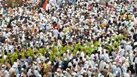 Para jemaah yang tawaf biasanya berkelompok, yang terlihat dari seragam yang dikenakan.