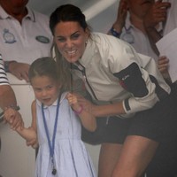 Kaget dengan kelakuan putrinya yang baru berusia empat tahun itu, Kate Middleton pun langsung merangkul Charlotte sambil tertawa. (Foto: Adrian DENNIS / AFP)