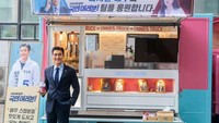 Di depan food truck, Siwon yang memakai setelan formal nampak berpose dengan segelas minuman. Foto: Instagram my_siwonest