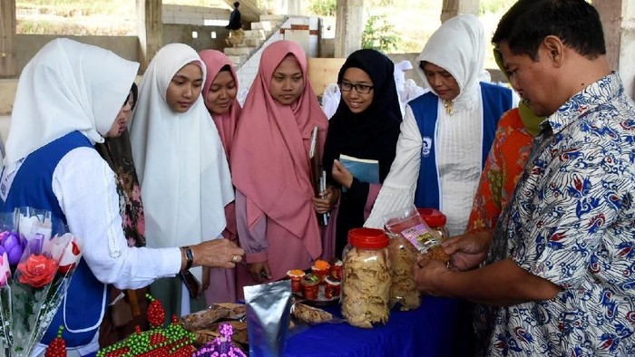 Ikatan Wanita Usaha Indonesia (IWAPI) Kabupaten Bogor menggelar road show ke berbagai pondok pesantren di Kabupaten Bogor. Roadshow dilakukan untuk menjalin silaturrahmi dan mengajarkan entrepreneur berwirausaha kepada para santri menuju Indonesia emas.