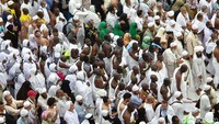 Meski berdesak-desakan tak lantas membuat mereka gentar untuk terus tawaf dan berdoa.