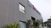 Khusus di Puri Indah bertempat di Kompleks Puri Indah, Kembangan, Jakarta Barat. Diler ini dibangun di atas lahan seluas 4.450 meter persegi dengan total luas bangunan 2.372 meter persegi. Outlet ini memiliki fasilitas showroom, area display, lounge, bengkel, sparepart, serta stall service terdiri dari 18 general stall dan juga express stall. Foto: Ridwan Arifin/detikOto