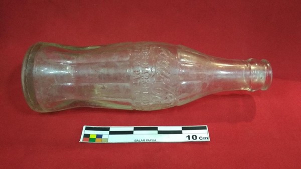 Sedangkan ini adalah botol Coca-Cola yang diminum oleh para tentara AS selama di Papua (Istimewa/Balai Arkeologi Papua) Sedangkan ini adalah botol Coca-Cola yang diminum oleh para tentara AS selama di Papua (Istimewa/Balai Arkeologi Papua)
