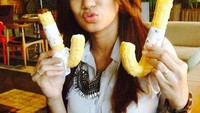 Nia ternyata foodies yang suka makan sejak dahulu. Foto ini diambil pada 2015 lalu saat Nia menikmati es krim. Foto: instagram @niaaprilsllh