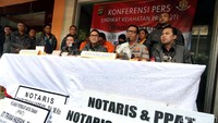 Ketiga pelaku ini ditangkap berdasarkan hasil pengembangan dari kasus sebelumnya yang masih terkait dengan penipuan jual-beli rumah mewah.