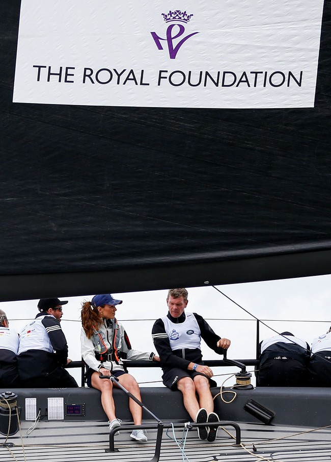 Duke dan Duchess of Cambridge saling beradu untuk amal di perahu layar yang berbeda. Dikabarkan Hello, William mewakili yayasan amal Child Bereavement UK. Sementara itu, Kate beraksi sebagai representasi dari Royal Foundation yang fokus pada perkembangan anak-anak. (Foto: Getty Images)