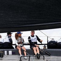 Duke dan Duchess of Cambridge saling beradu untuk amal di perahu layar yang berbeda. Dikabarkan Hello, William mewakili yayasan amal Child Bereavement UK. Sementara itu, Kate beraksi sebagai representasi dari Royal Foundation yang fokus pada perkembangan anak-anak. (Foto: Getty Images)