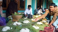 Tak mau ketinggalan, masyarakat KedungWringin juga merayakan dengan mengadakan slametan untuk rasa syukur. Slametan diisi dengan berdoa bersama dan makan bersama. Foto: Istimewa