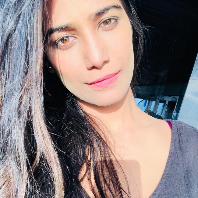 Di Instagramnya pun, Poonam kerap menuai sensasi dengan memamerkan foto-foto seksinya. Dari pamer foto sensual, followers meningkat drastis sebanyak 2,8 juta.  Foto: dok. Instagram