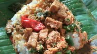 Selain orek tempe, lauknya ditambah urap dan potongan mentimun. Gurih mantap! Foto : Instagram @nunkrahayu