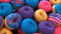 Selain menjual menu reguler, toko ini juga menerima pesanan donat sesuai keinginan pembeli. Salah satunya donat penuh glitter ini. Foto: instagram @broadst_doughco