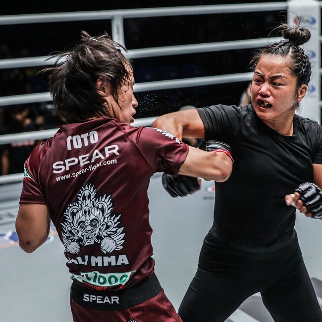 Jika kamu bisa membayangkan menerima kekerasan verbal dan fisik, itu artinya kamu menahan apa yang ingin kamu katakan dan menahan apa yang kamu ingin lakukan secara fisik. Semua yang ingin aku lakukan, aku menahannya. Aku tersembunyi. Aku tidak punya teman, aku tidak punya keluarga, aku sebatang kara, tuturnya kepada Nextshark. Foto: Instagram @killerbeemma