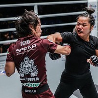 Jika kamu bisa membayangkan menerima kekerasan verbal dan fisik, itu artinya kamu menahan apa yang ingin kamu katakan dan menahan apa yang kamu ingin lakukan secara fisik. Semua yang ingin aku lakukan, aku menahannya. Aku tersembunyi. Aku tidak punya teman, aku tidak punya keluarga, aku sebatang kara, tuturnya kepada Nextshark. Foto: Instagram @killerbeemma