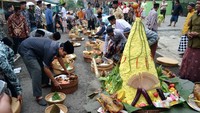 Hampir serupa, di daerah Samarang juga merayakan dengan membuat berbagai macam masakan. Seperti nasi tumpeng raksasa, yang kemudian dimakan bersama. Foto: Istimewa
