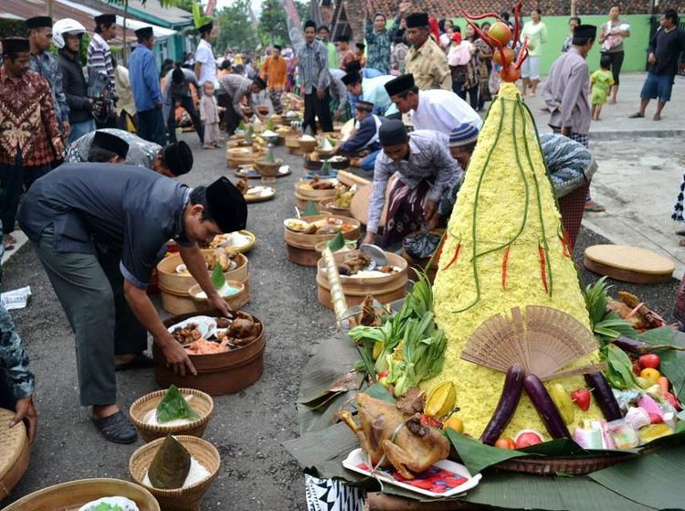 Ini 10 Tradisi Makan Besar Idul Adha di Indonesia