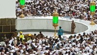Sejumlah Askar (petugas keamanan) dengan seragam coklat terus berjaga di setiap sudut Masjidil Haram, termasuk di pelataran Kakbah.