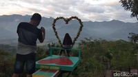 Traveler dari Punthuk Setumbu ini bisa melihat keindahan Merapi dari kejauhan dan Candi Borobudur. Kemudian, bisa melihat keindahan gereja ayam. (Eko Susanto/detikcom)