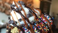 Suka donat dengan tampilan nyentrik dan gothic? Nah donat yang satu ini bisa jadi pilihan. Meski hitam pekat, donat ini sukses menarik perhatian dengan topping berlimpahnya. Foto: instagram @broadst_doughco
