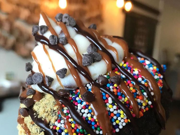 Enak Jadi Teman Ngopi, Ini 10 Donat Sandwich yang Yummy