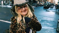 Dalam caption fotonya dia menuliskan being blonde in China town. Kira-kira di mana ya? (baddiewinkle/Instagram)