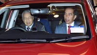 Presiden Joko Widodo berkesempatan untuk menjajal salah satu mobil yang menjadi ikon Malaysia yakni Proton saat melakukan kunjungan ke negeri jiran itu. Tak sendirian, Jokowi rupanya didampingi langsung oleh Perdana Menteri Malaysia Mahathir Mohamad. Bahkan Jokowi juga disopiri langsung oleh penggagas Proton itu.