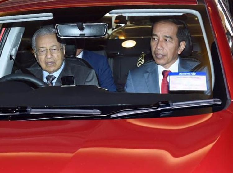 Tak Cuma Disetiri, Jokowi Juga Pernah Diajak Ngebut Mahathir Lho