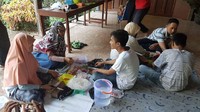 Saat membakar sate, setiap orang memilii peran sendiri. Ada yang membakar ada juga yang bagian memotong bumbu. Foto: Istimewa