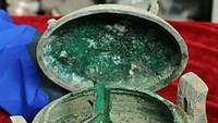 Sup tulang berusia 2400 tahun ini pertama kali ditemukan oleh pekerja bangunan di China. Masih ada cairan di dalamnya, dan juga mengandung tulang hewan. Foto: Istimewa