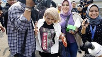 Ia pun menerobos kerumunan wartawan dan menuju mobilnya. Pool/Palevi S/detikFoto.