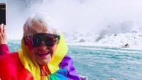Lihatlah gayanya saat menikmati Air Terjun Niagara. (baddiewinkle/Instagram)