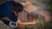 Warga yang mendapat daging kemudian diolah menjadi satai dan dibakar bersama sama. Ini jadi momen kebersamaan karena biasanya dilakukan bersama keluarga dan tetangga.  Foto: Istimewa