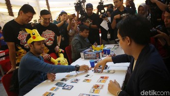Antusiasme yang besar atas permainan kartu di Indonesia mendorong perusahaan The Pokemon Company dari Jepang dan Salim Group melalui PT Anugerah Kreasi Gemilang (AKG) sebagai pemegang lisensi utama untuk membawa Pokemon Trading Card Game ke Indonesia.