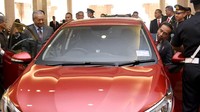 Mahathir dan Jokowi saat hendak masuk ke dalam mobil. Mereka mendapat pengawalan dan juga iring-iringan dari pihak kepolisian setempat.