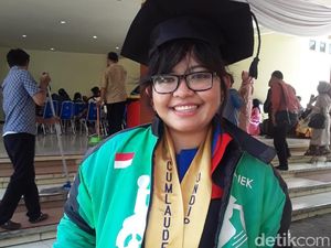 Cerita Leony, Mahasiswi Driver Ojol yang Lulus Cum Laude dari Undip