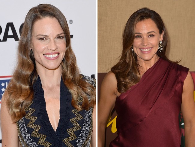 Hilary Swank dan Jennifer Garner adalah aktris berikutnya yang kerap dianggap memiliki hubungan darah karena memiliki wajah yang mirip. Foto: Getty Images