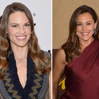 Hilary Swank dan Jennifer Garner adalah aktris berikutnya yang kerap dianggap memiliki hubungan darah karena memiliki wajah yang mirip. Foto: Getty Images