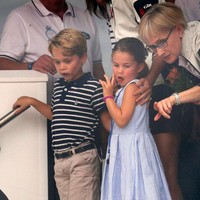 Putri Charlotte dan Pangeran George tidak melewatkan lomba balap perahu layar tahunan Kings Cup di Cowes, Inggris, Kamis (8/8/2019). Mereka datang untuk memberi semangat kepada orangtuanya, Pangeran William dan Kate Middleton, yang mengikuti kompetisi tersebut untuk amal. (Foto: Andrew Matthews - WPA Pool/Getty Images)
