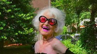 Tidak seperti nenek-nenek pada umunya, Helen Van Winkle punya gaya berbeda dan menjadi selebgram. Dia suka memakai baju nyentrik dan difollow oleh 3,8 juta orang di Instagram. (baddiewinkle/Instagram)
