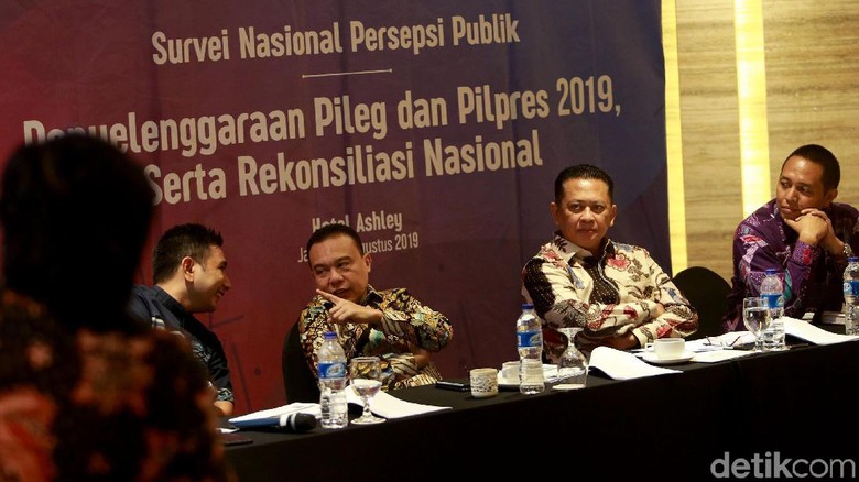 Survei Cyrus: 33,3% Publik Setuju Pemerintah Bantu Pemulangan Habib Rizieq Survei Cyrus: 33,3% Publik Setuju Pemerintah Bantu Pemulangan Habib Rizieq