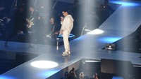 Suasana semakin semarak saat Afgan membawakan lagu Pesan Cinta yang dinyanyikan dengan aransemen baru. Foto: Noel/detikHOT