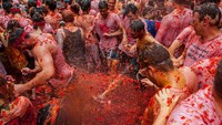 Festival tomat di Valencia, Spanyol ini sudah mendunia. Namanya La Tomatina yang sudah berlangsung sejak tahun 1940-an. Kalau mau ikut perang tomat di sini datanglah di bulan Agustus. Foto: Istimewa