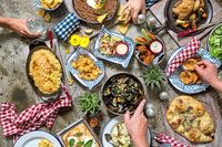 5 Negara Ini Punya Aturan Makan dan Minum yang Aneh