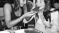 Perayaan ulang tahun kerabat Matilde diisi dengan makan pizza. Eits, yang ini pizza manis karena beroles Nutella. Foto: Instagram matildefmf