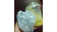 Minta tambahan es di dalam es buahnya, netizen ini malah dapat bongkahan es yang membuatnya tertawa. Foto: Istimewa