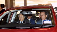 Tampak sedan merah yang tampak menyerupai Proton Persona sudah tersedia menunggu Jokowi dan juga Mahathir. Kemudian tak lama berselang keduanya masuk ke dalam mobil dan pergi meninggalkan tempat tersebut diiringi para pengawal. 