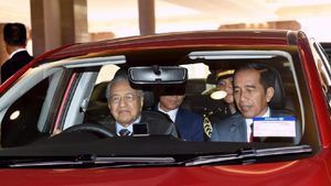 Momen Jokowi Disopiri Mahathir