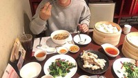 Sepertinya ia penyuka hidangan Oriental. Kali ini ada dim sum dan sayuran tumis yang termasuk menu makannya. Foto: Instagram my_siwonest