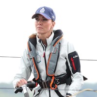 Menyesuaikan momen tersebut, Kate pun bergaya sporty. Biasa dibalut gaun, tubuhnya dibungkus jaket abu-abu dan celana pendek hitam yang mengekspos kaki jenjangnya. Lalu bukan tiara yang menghiasi kepalanya melainkan topi biru bergaya baseball cap. (Foto: Getty Images)